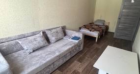 Номер 1 комната 2: двуспальный диван, односпальная кровать, журнальный столик, лицевые полотенца (февраль 2026).