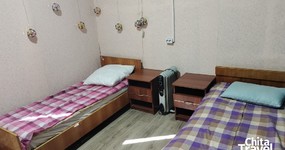 Номер 8 комната 1: 2 односпальные кровати, тумбочки, столик, полка для одежды, лицевые полотенца (сентябрь 2025).