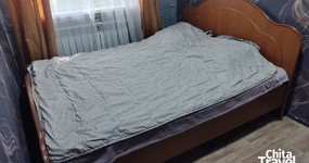 Номер 6 комната 1: двуспальная кровать, маленький холодильник, журнальный столик, лицевые полотенца, вешалка для одежды (сентябрь 2025).