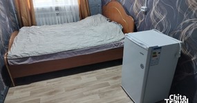 Номер 6 комната 1: двуспальная кровать, маленький холодильник, журнальный столик, лицевые полотенца, вешалка для одежды (сентябрь 2025).