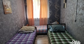 Номер 6 комната 2: 3 односпальные кровати, полка, лицевые полотенца, вешалка для одежды (сентябрь 2025).