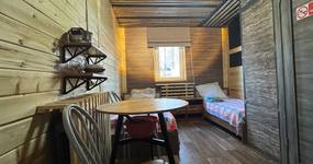 Номер 7: 2 односпальные кровати, тумбочки, журнальный столик, чайник, лицевые полотенца, вешалка для одежды (февраль 2026).