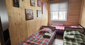 Номер 6 комната 2: 3 односпальные кровати, шкаф-пенал с полками, лицевые полотенца, вешалка для одежды (сентябрь 2025).