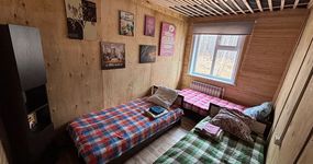 Номер 6 комната 2: 3 односпальные кровати, шкаф-пенал с полками, лицевые полотенца, вешалка для одежды (август 2026).