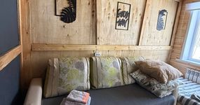 Номер 8 комната 2: двуспальный диван, односпальная кровать, журнальный столик, полка для одежды, лицевые полотенца (апрель 2026).