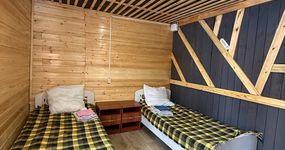 Номер 8 комната 1: 2 односпальные кровати, тумбочки, полка для одежды, лицевые полотенца (апрель 2026).