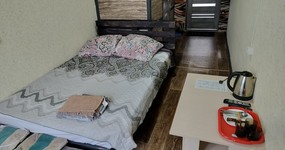 Номер 2: Двухспальная кровать, маленький холодильник, ТВ, чайник, журнальный столик, лицевые полотенца, вешалка для одежды, тапочки (октябрь 2023).