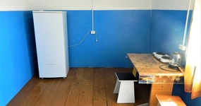 Комната №5 - кухонная зона: стол,стулья, плитка, холодильник, чайник (май 2021)