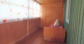 Дом №4 - 4 деревянные кровати, на веранде стол, стулья, эл. плитка. ХОЛОДИЛЬНИК (июнь 2022).