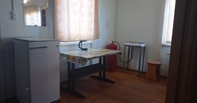 Дом №20 - веранда: холодильник, эл.чайник, плита, стол, стулья (июнь 2022).