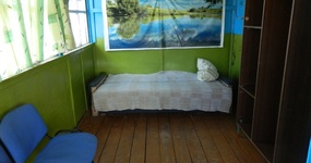 Корпус №14 (7-9 мест) - кровати сетка, тумбочки. На веранде стол, стулья, эл. плитка. Холодильник (июнь 2022).