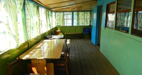 Корпус №14 (7-9 мест) - кровати сетка, тумбочки. На веранде стол, стулья, эл. плитка. Холодильник (июнь 2022).