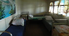 Корпус №15 (7-9) -  кроватей, тумбочки. На веранде стол, стулья, эл. плитка. Холодильник (июнь 2022).
