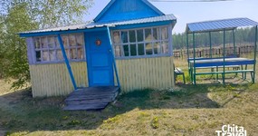 Дом №3 - кухонная зона (холодильник, эл.плита, стол, стулья). Спальные места (5 односпальных деревянных кроватей, тумбочки) (июнь 2025).