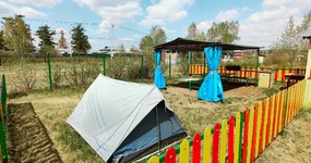 Дом №11 - мангальная зона (зона барбекю, стол, лавочки, умывальник), 2-х местная палатка, песочница (июнь 2025).