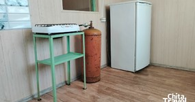 Улучшенный дом №16/1. Четырехместная комната, кухонная зона: газовая плитка, холодильник, эл. чайник, стол и стулья (май 2025).