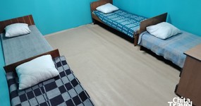 Корпус 1 №9 - 4 односпальные кровати деревянные. Отдельный вход. Стол, стулья, холодильник, плитка, эл.чайник. ВИД НА ОЗЕРО (май 2025).