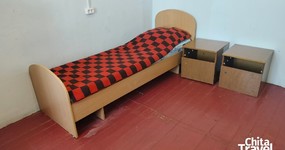 №2 - 3 односпальные деревянные кровати, тумбочки. Холодильник, плитка, эл.чайник, стол, стулья (май 2025).