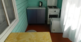 Дом №2 (веранда- кухонная зона холодильник, чайник, плитка, кухонный гарнитур)