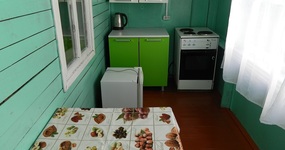 Дом №3 (трехместный дом) веранда (кухонный гарнитур, плитка, холодильник, эл.чайник, стол, стулья) комната (3 односпальные кровати, тумбочки, умывальник)