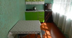 Дом №5 (веранда - кухонная зона, холодильник, чайник, плитка, кухонный гарнитур, стол, стулья)