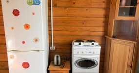 Кухонная зона: холодильник, чайник, плитка, шкаф (май 2021)