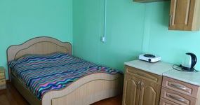 Дом №12 комната 1 (двухспальная кровать, односпальная кровать, кухонный гарнитур, тумбочка, холодильник, плитка, чайник)