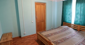 4 комнаты + просторная веранда: в каждой комнате по 2 односпальных кровати