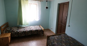 4 комнаты + просторная веранда: в каждой комнате по 2 односпальных кровати