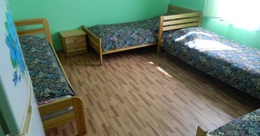Комната №4 односпальные кровати, холодильник, тумбочки)