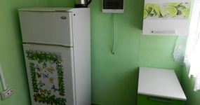 Веранда - кухонный гарнитур, стол, стулья, холодильник, эл.чайник