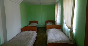 Комната - односпальные кровати, тумбочки