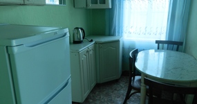 Комната №8 - кухонная зона: холодильник чайник, стол, стулья, кухонный гарнитур (июнь 2021)