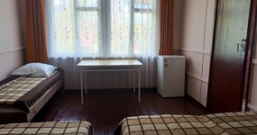 №4 (5 мест) - односпальные кровати, стол, стулья, эл.чайник, холодильник (июнь 2023).