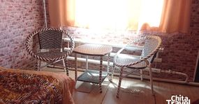 2-х местные номера: две полутороспальные деревянные кровати, тумбы, плетеная мебель: стол, стулья, зеркало, комод (июнь 2023).