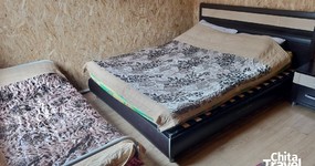 3-х местные номера: двуспальная кровать и одна металлическая кровать, тумбы, зеркало, плетеная мебель: стол, стулья (август 2025).