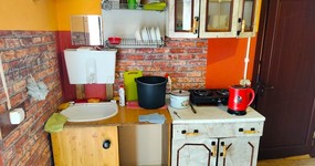 Кухонная зона: кухонный гарнитур, чайник, эл. плитка, умывальник, стол, лавочки (октябрь 2023).
