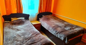 Комната №2: 2 полуторные кровати, тумбочка (октябрь 2023).