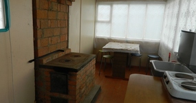 Веранда: Кухонная зона (чайник, плитка, стол, стулья, печь, умывальник)