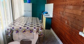 Дом №5 - кухонная зона (холодильник, эл.плита, стол, стулья). Спальные места (4 односпальные деревянные кровати) (июнь 2023).
