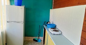 Дом №5 - кухонная зона (холодильник, эл.плита, стол, стулья). Спальные места (4 односпальные деревянные кровати) (июнь 2023).