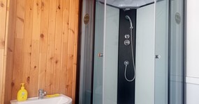 Сан. узел на 1-м этаже: туалет, раковина, душевая кабина (май 2023).