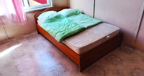 Дом №4 комната 1 - полутороспальная кровать, две односпальные деревянные кровати (май 2024).