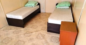 Дом №4 комната 2 - полутороспальная кровать, две односпальные деревянные кровати (май 2024).