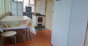 Дом №2 - веранда (кухонная зона: холодильник, печь, эл.чайник, умывальник, стол, стулья) май 2022.