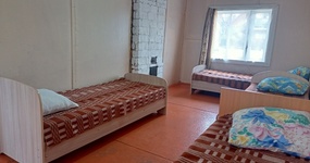 Дом №2 (спальные места: 4 односпальные кровати, тумбочка, печь) май 2022.
