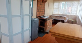 Дом №3 - веранда (кухонная зона: печь, эл.чайник, умывальник, стол, стулья, эл.плитка) май 2022.
