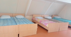 Дом №3 (спальные места: 6 односпальных кровати, тумбочка, печь) май 2022.