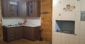 Мансардный дом №2 (8 мест)  - Кухонная зона: эл. плита, микроволновая печь, холодильник, подведена горячая и холодная вода,беседка (июль 2023).