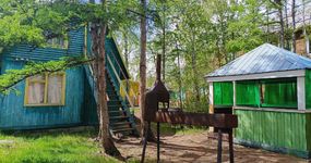 Дом №5 - кухонная зона (холодильник, эл.плита, стол, стулья). Спальные места (4 односпальные деревянные кровати) (июнь 2026).